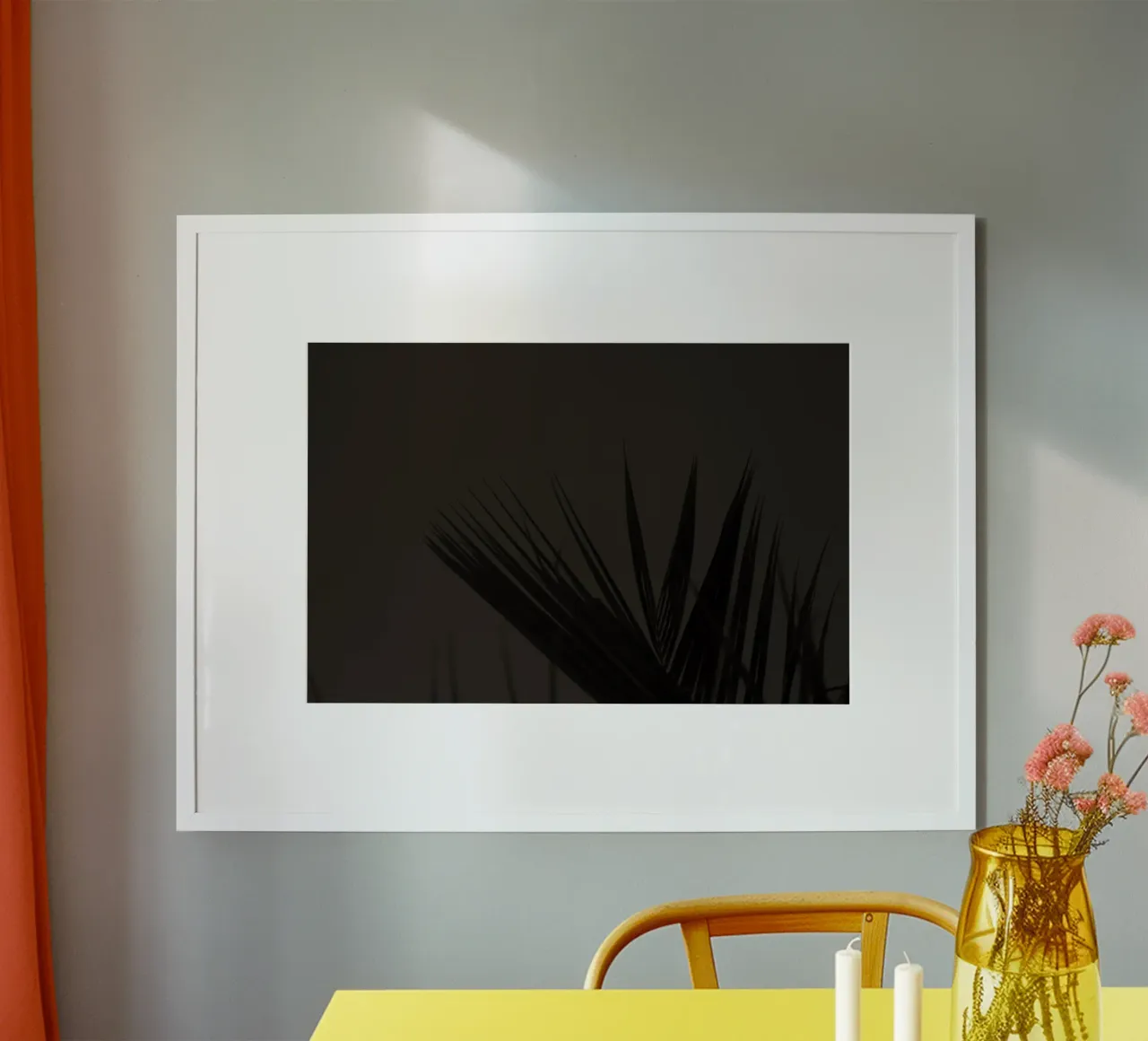 foglia di palma fogliame tropicale poster con telaio in legno da Earthly Visions