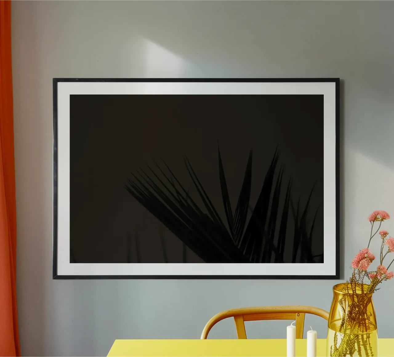foglia di palma fogliame tropicale poster con telaio in legno da Earthly Visions