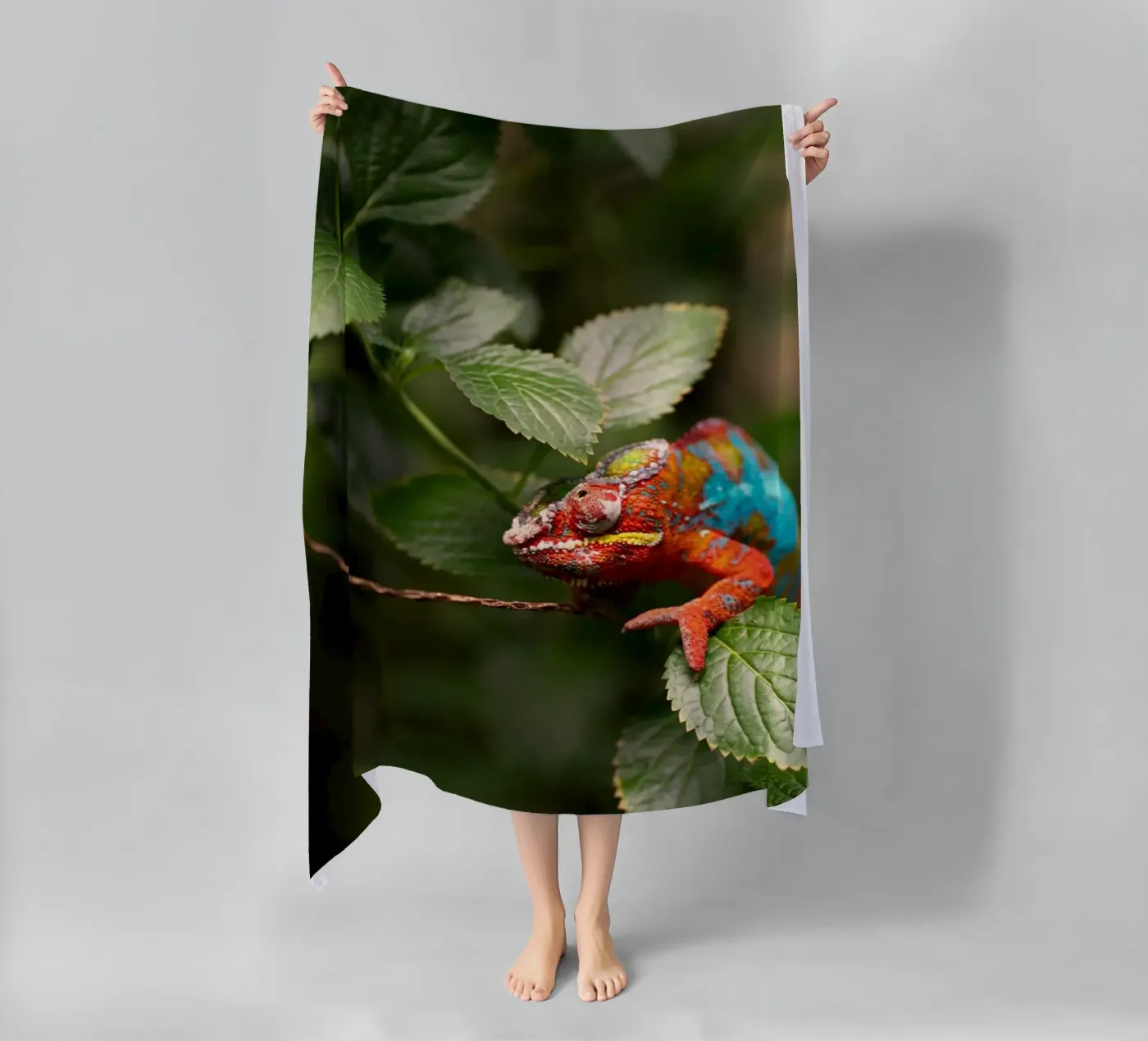 red frog Strandtuch von Earthly Visions