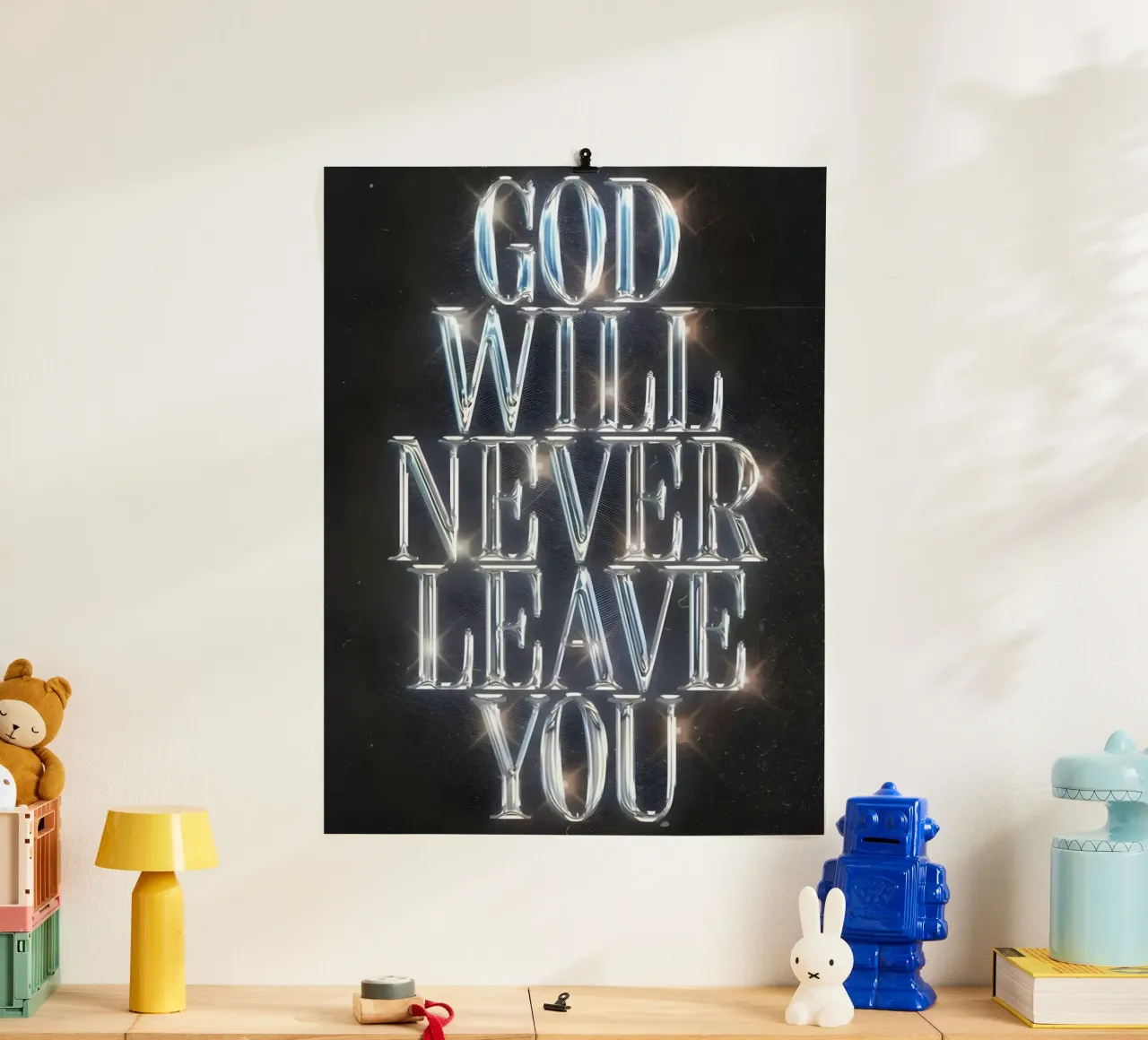'GOD NEVER LEAVE YOU' poster con telaio in alluminio da Type & Tape