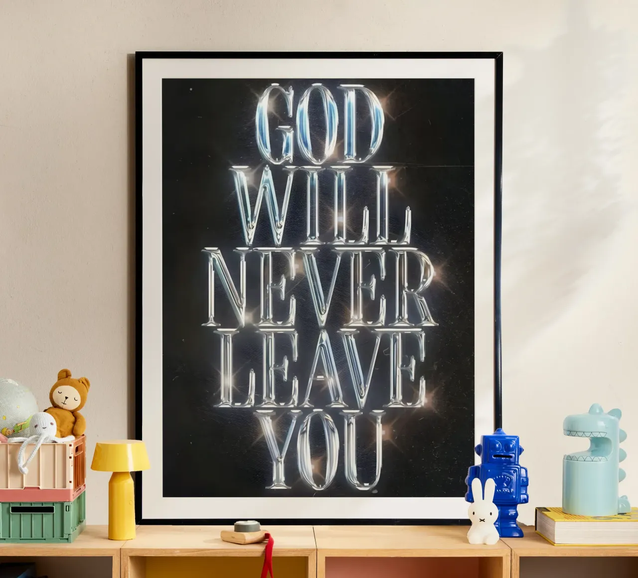 'GOD NEVER LEAVE YOU' poster con telaio in alluminio da Type & Tape