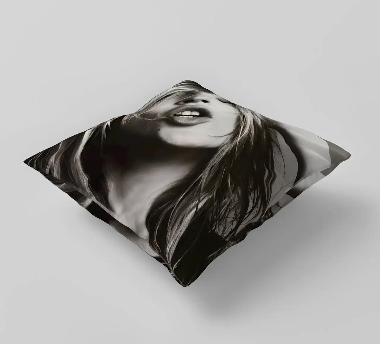 Kate Moss con la testa in mano cuscino da Klia M_Art