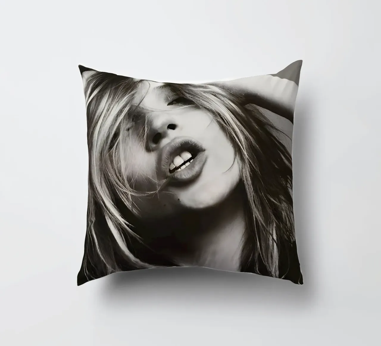 Kate Moss con la testa in mano cuscino da Klia M_Art