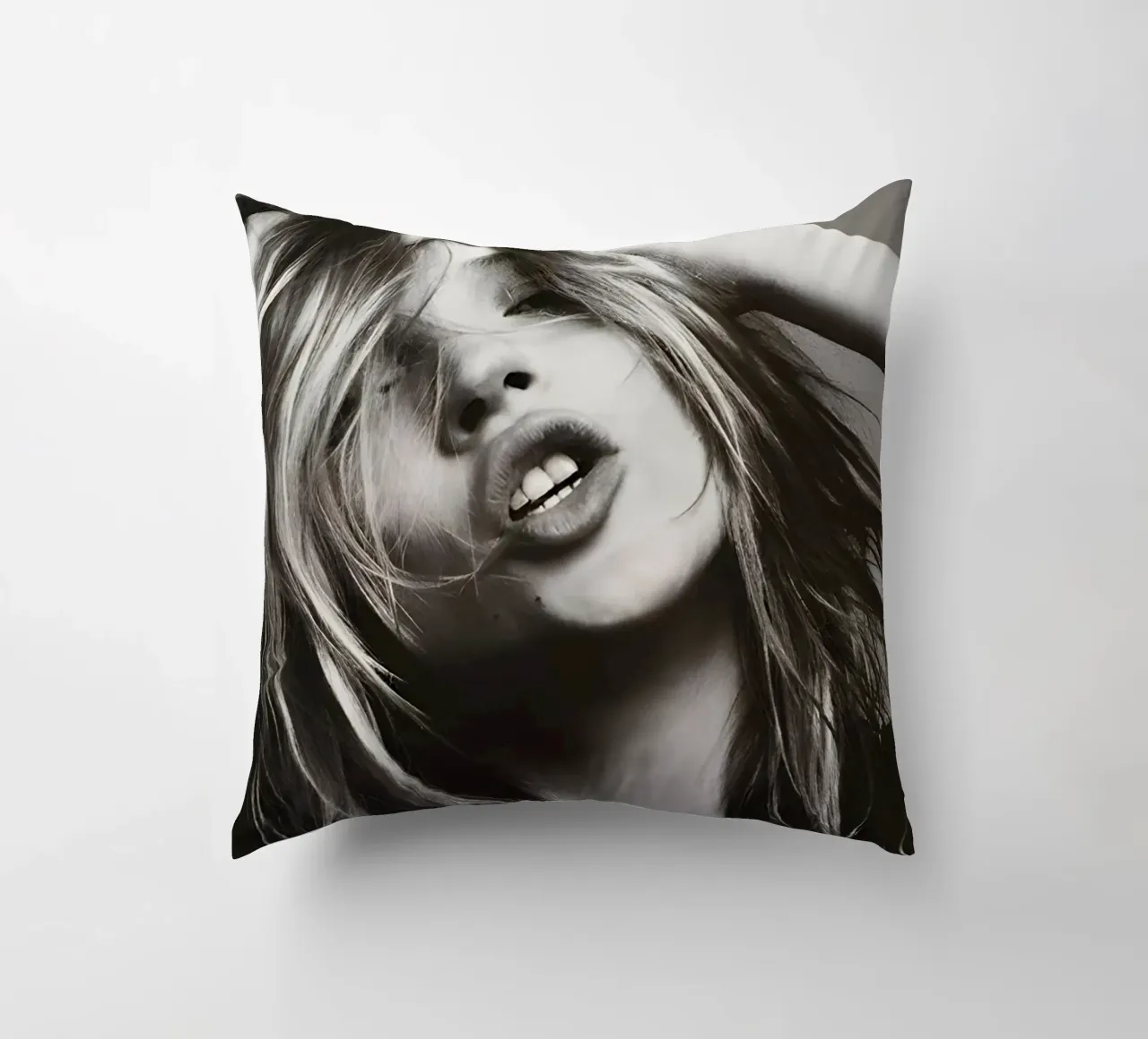 Kate Moss con la testa in mano cuscino da Klia M_Art