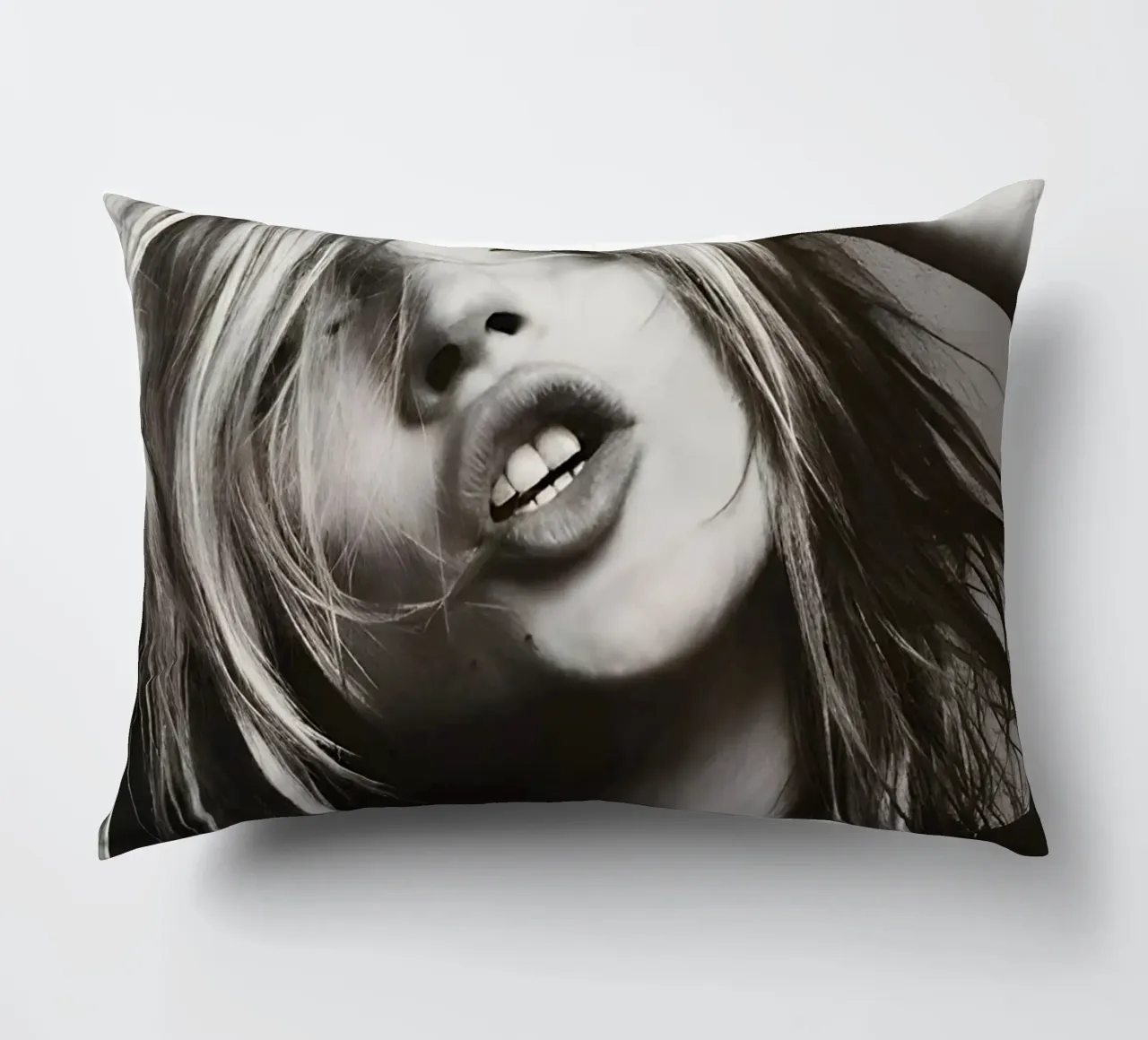 Kate Moss con la testa in mano cuscino da Klia M_Art