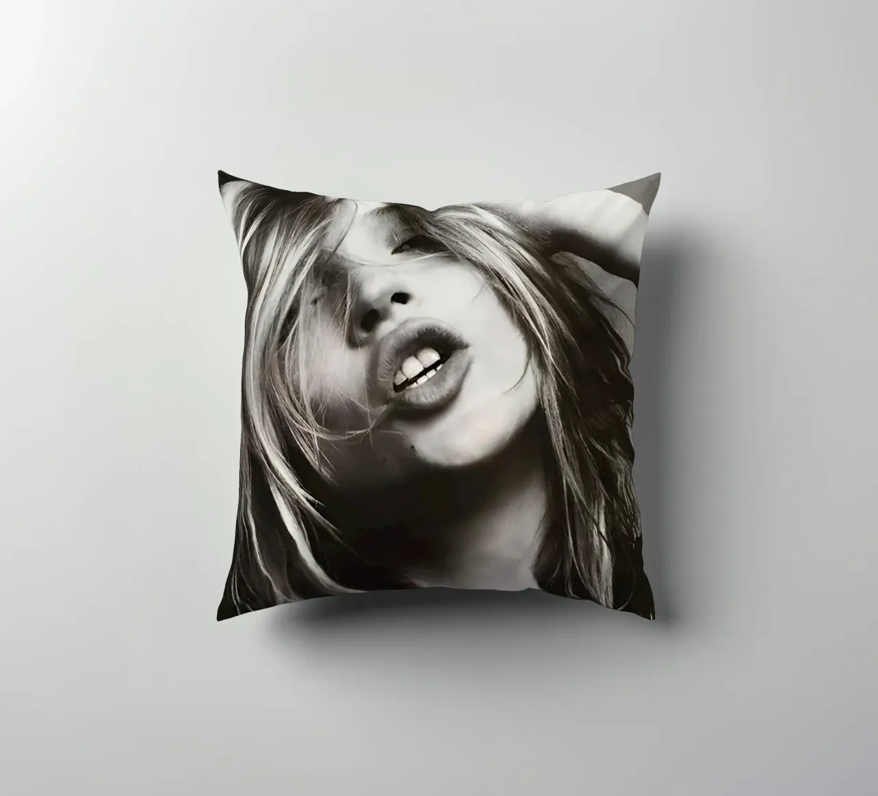 Kate Moss con la testa in mano cuscino da Klia M_Art