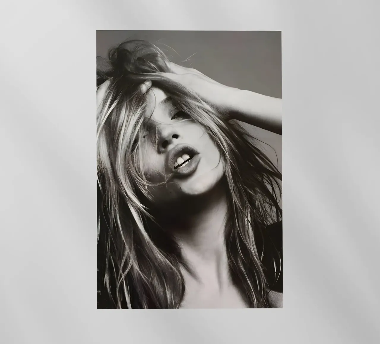 Kate Moss con la testa in mano pellicola backlit da Klia M_Art
