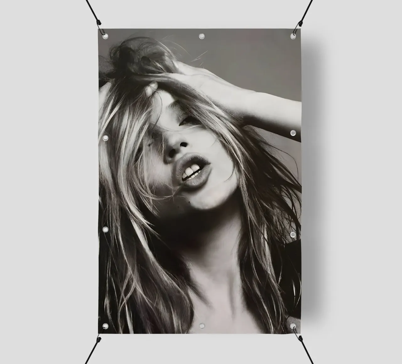 Kate Moss con la testa in mano telo in pvc da Klia M_Art