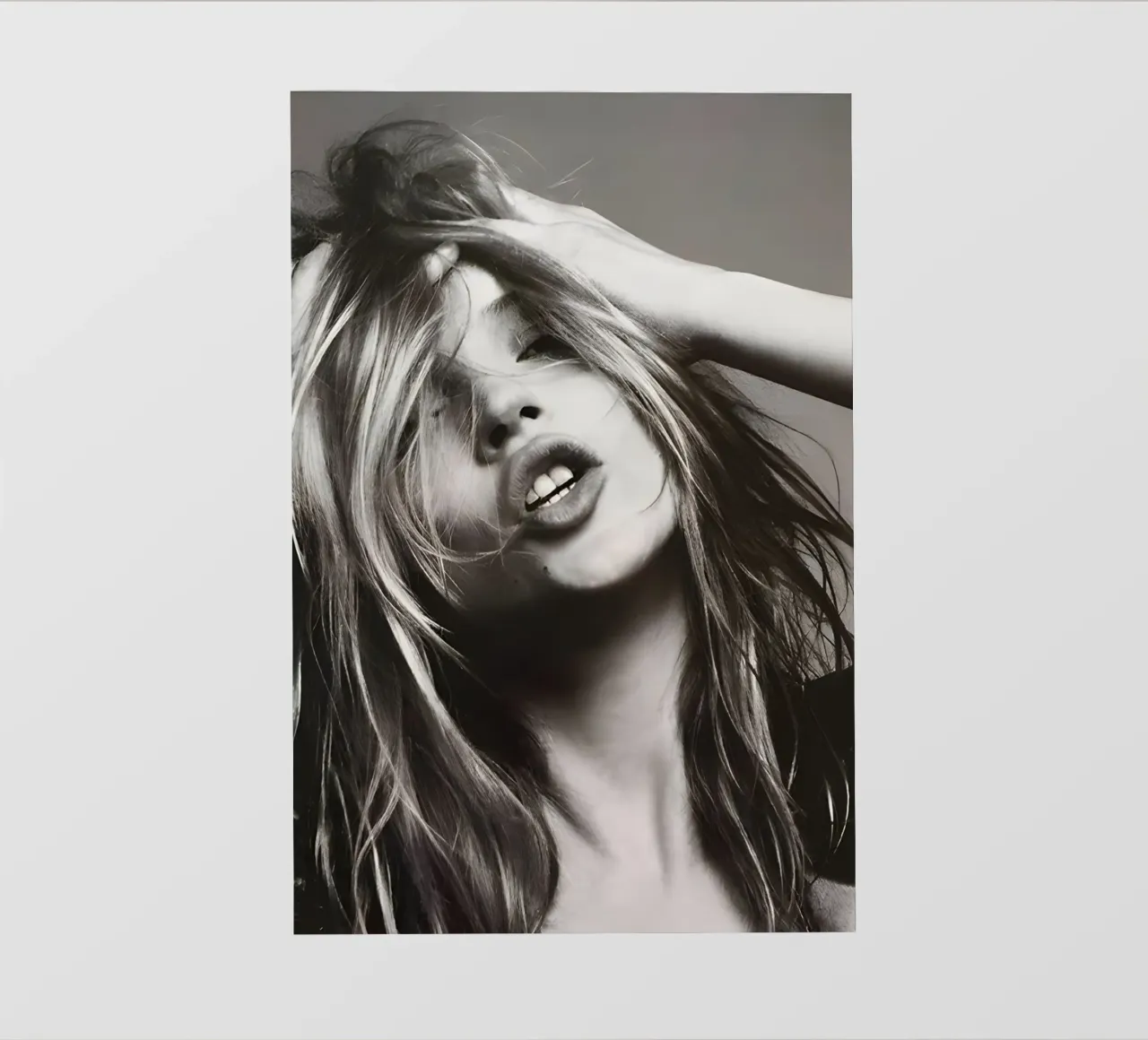 Kate Moss con la testa in mano telo in pvc da Klia M_Art