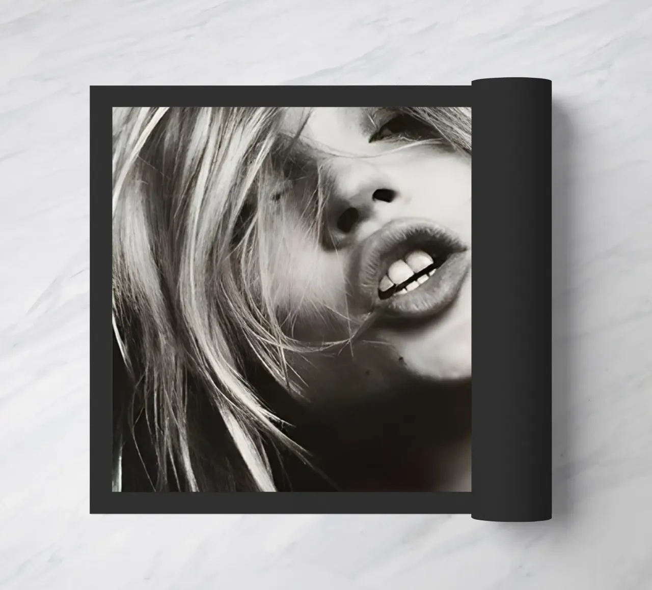 Kate Moss con la testa in mano zerbino da Klia M_Art