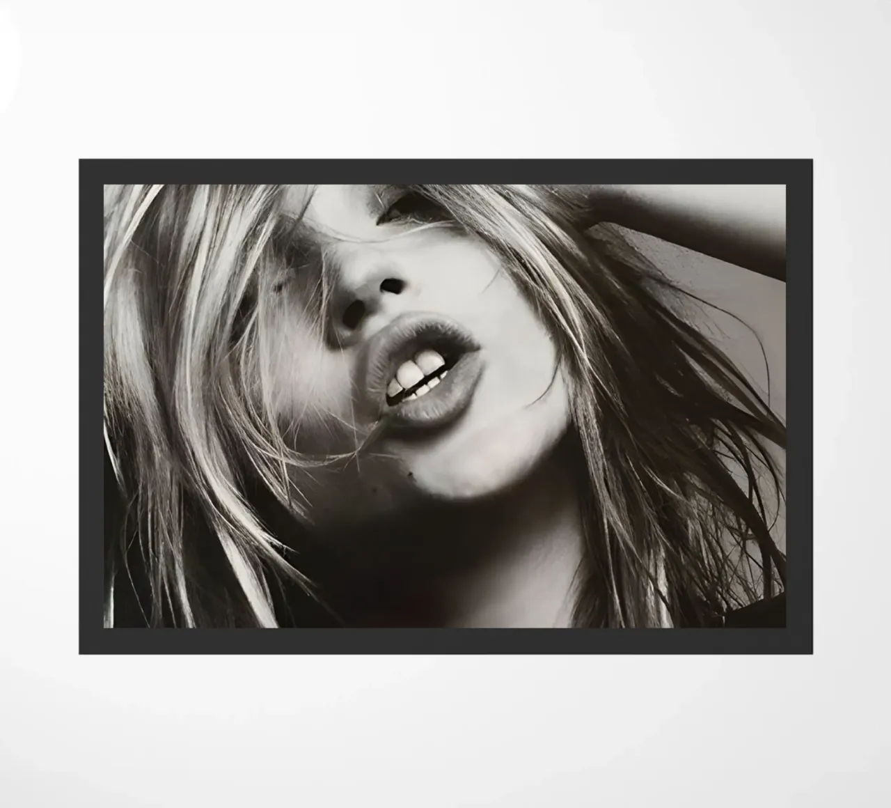 Kate Moss con la testa in mano zerbino da Klia M_Art