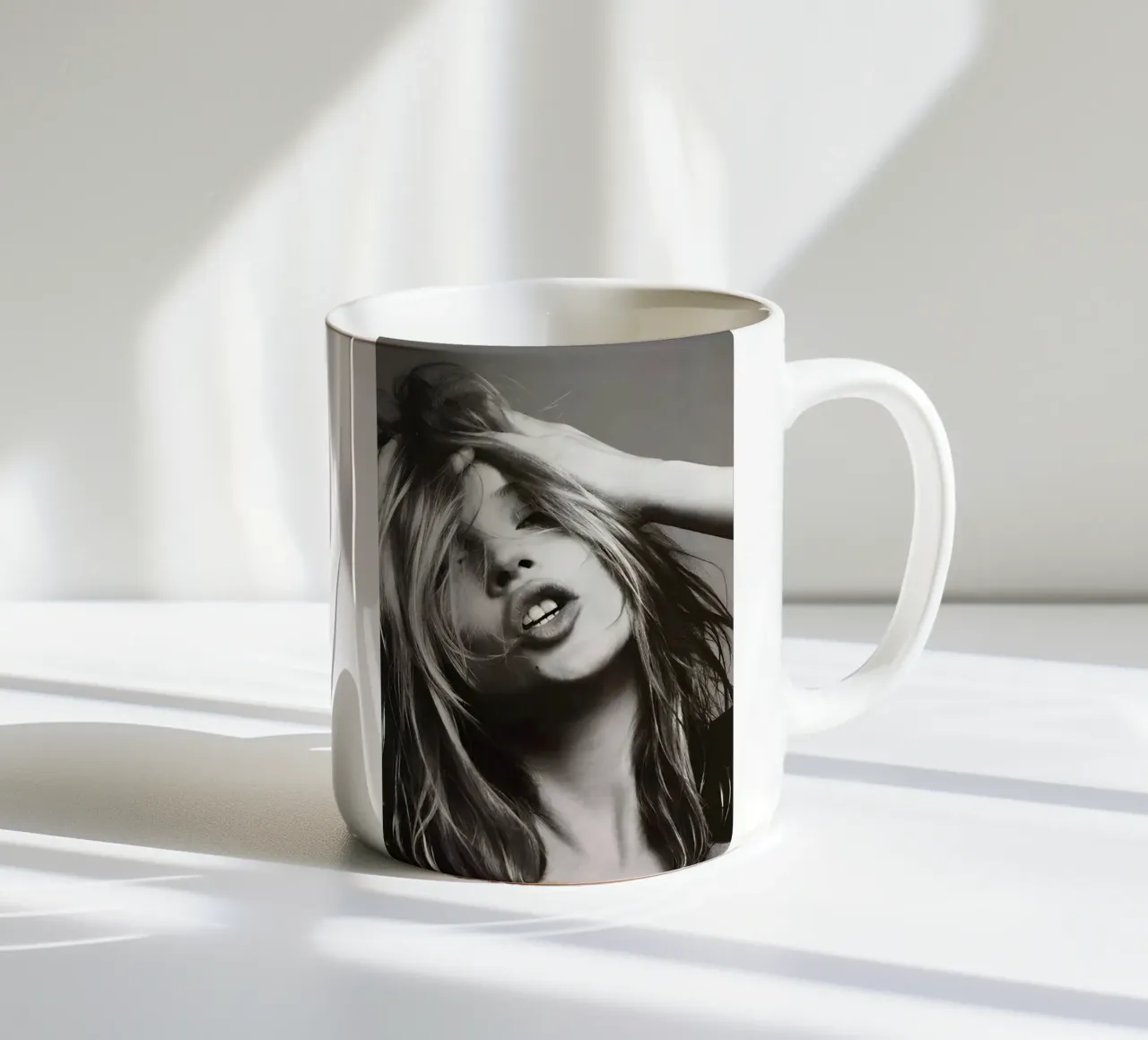 Kate Moss con la testa in mano tazza in ceramica da Klia M_Art