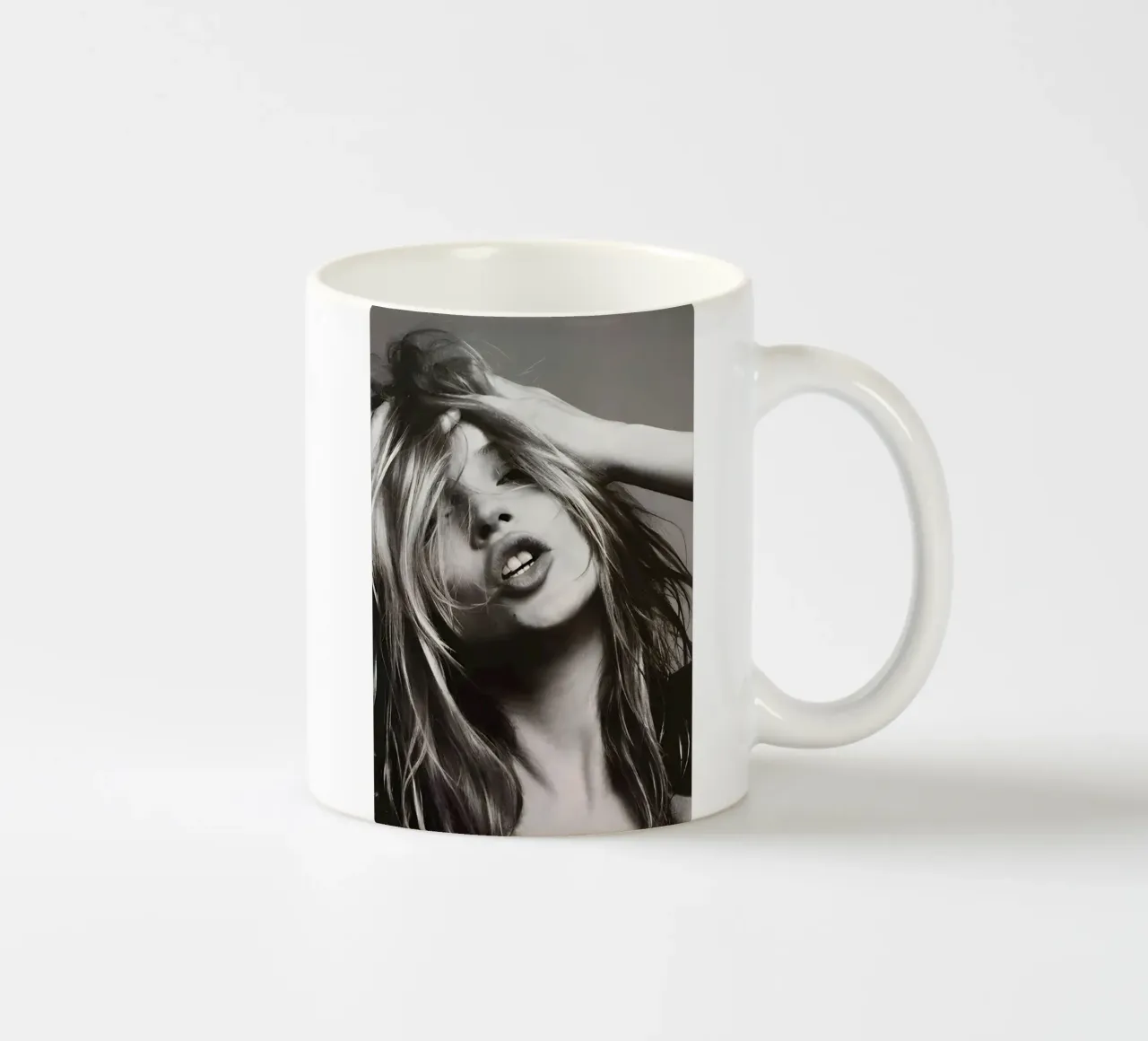 Kate Moss con la testa in mano tazza in ceramica da Klia M_Art