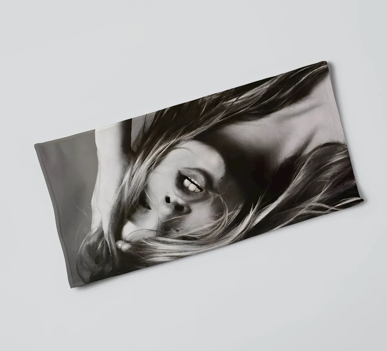 Kate Moss con la testa in mano asciugamano da bagno da Klia M_Art