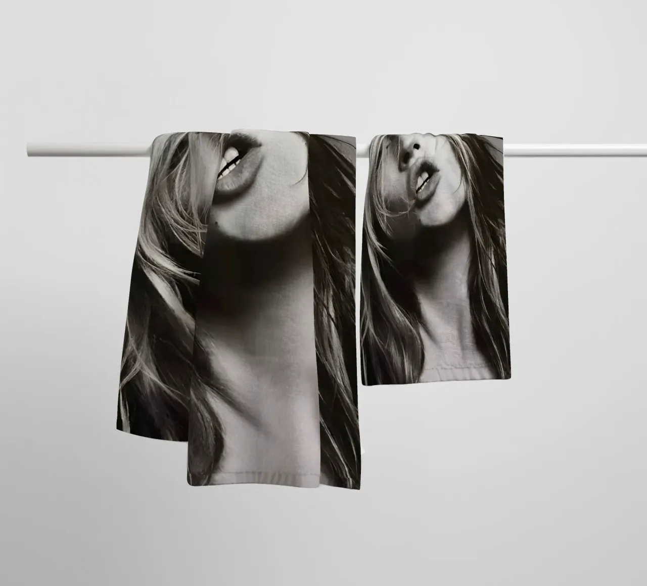 Kate Moss con la testa in mano asciugamano da bagno da Klia M_Art