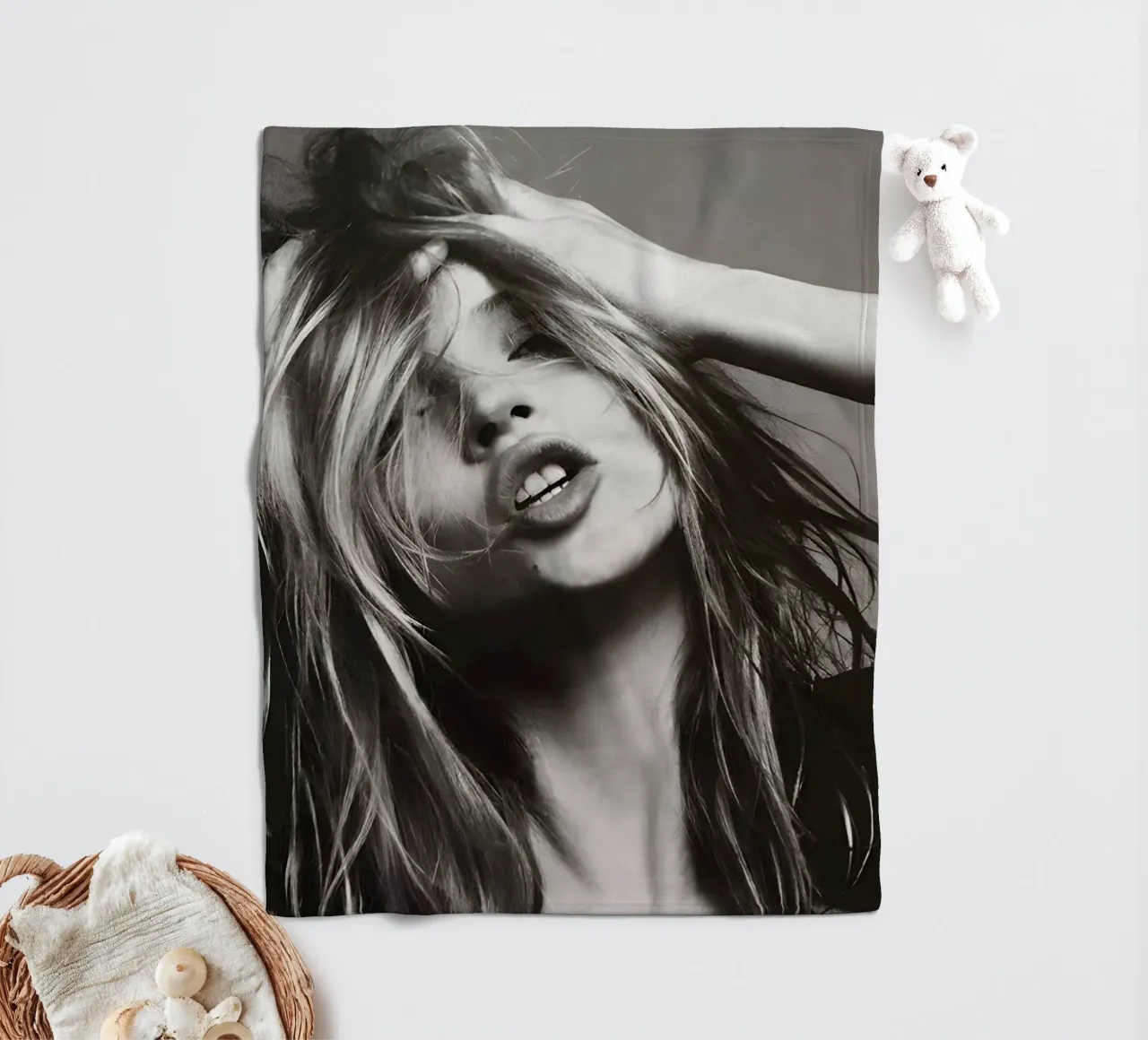 Kate Moss con la testa in mano coperta in pile da Klia M_Art