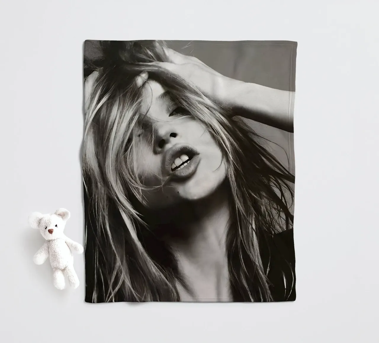 Kate Moss con la testa in mano coperta in pile da Klia M_Art