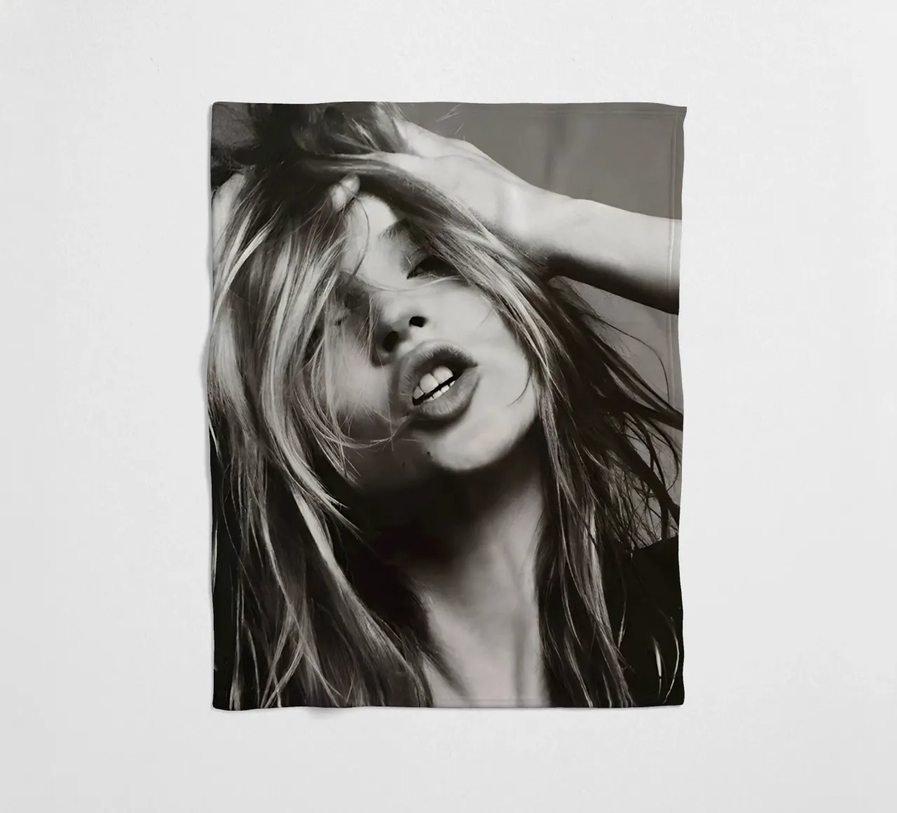 Kate Moss con la testa in mano coperta in pile da Klia M_Art