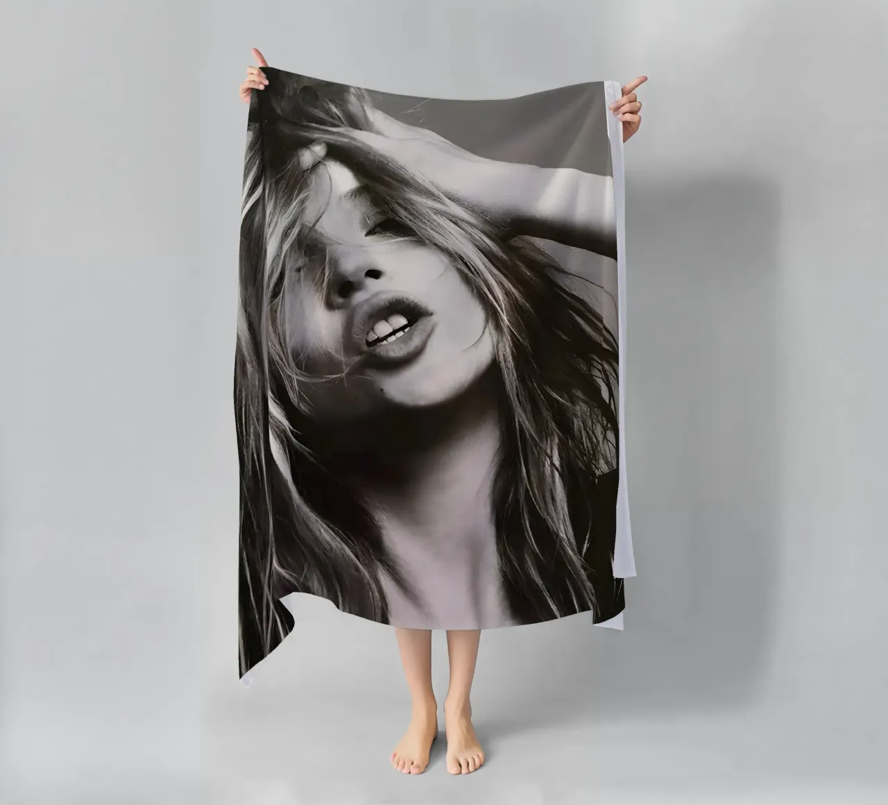 Kate Moss con la testa in mano telo mare da Klia M_Art