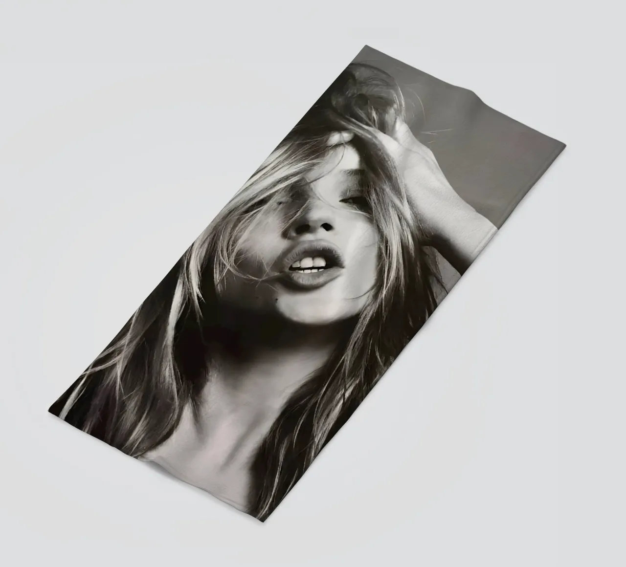 Kate Moss con la testa in mano telo mare da Klia M_Art