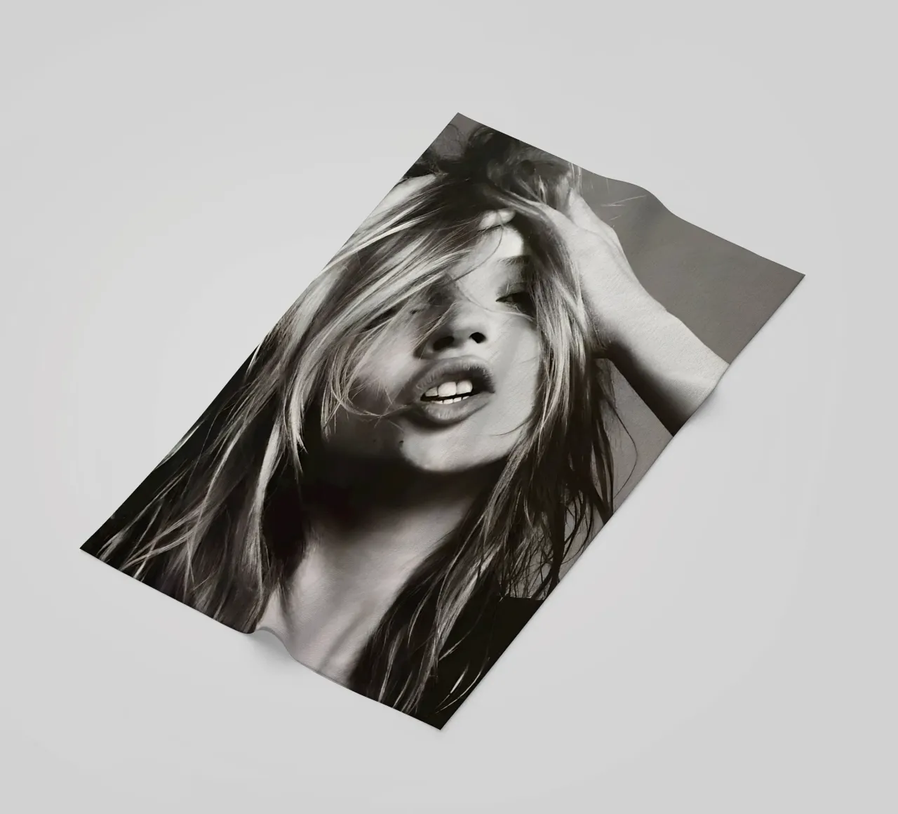 Kate Moss con la testa in mano telo mare da Klia M_Art