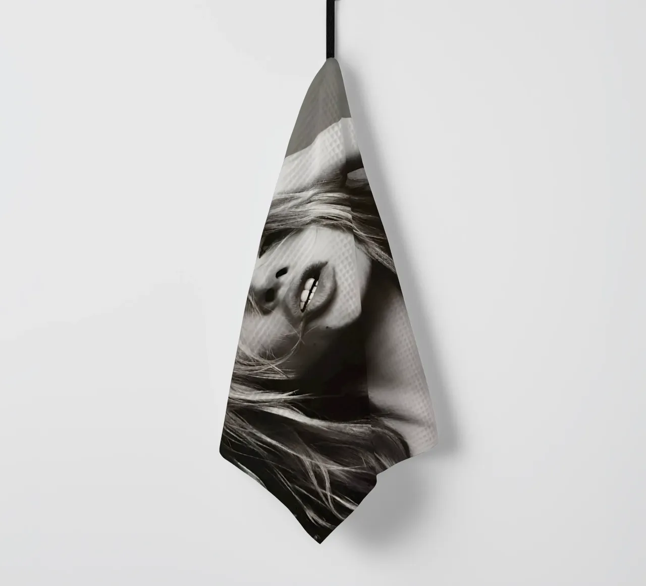 Kate Moss con la testa in mano canovaccio da cucina da Klia M_Art