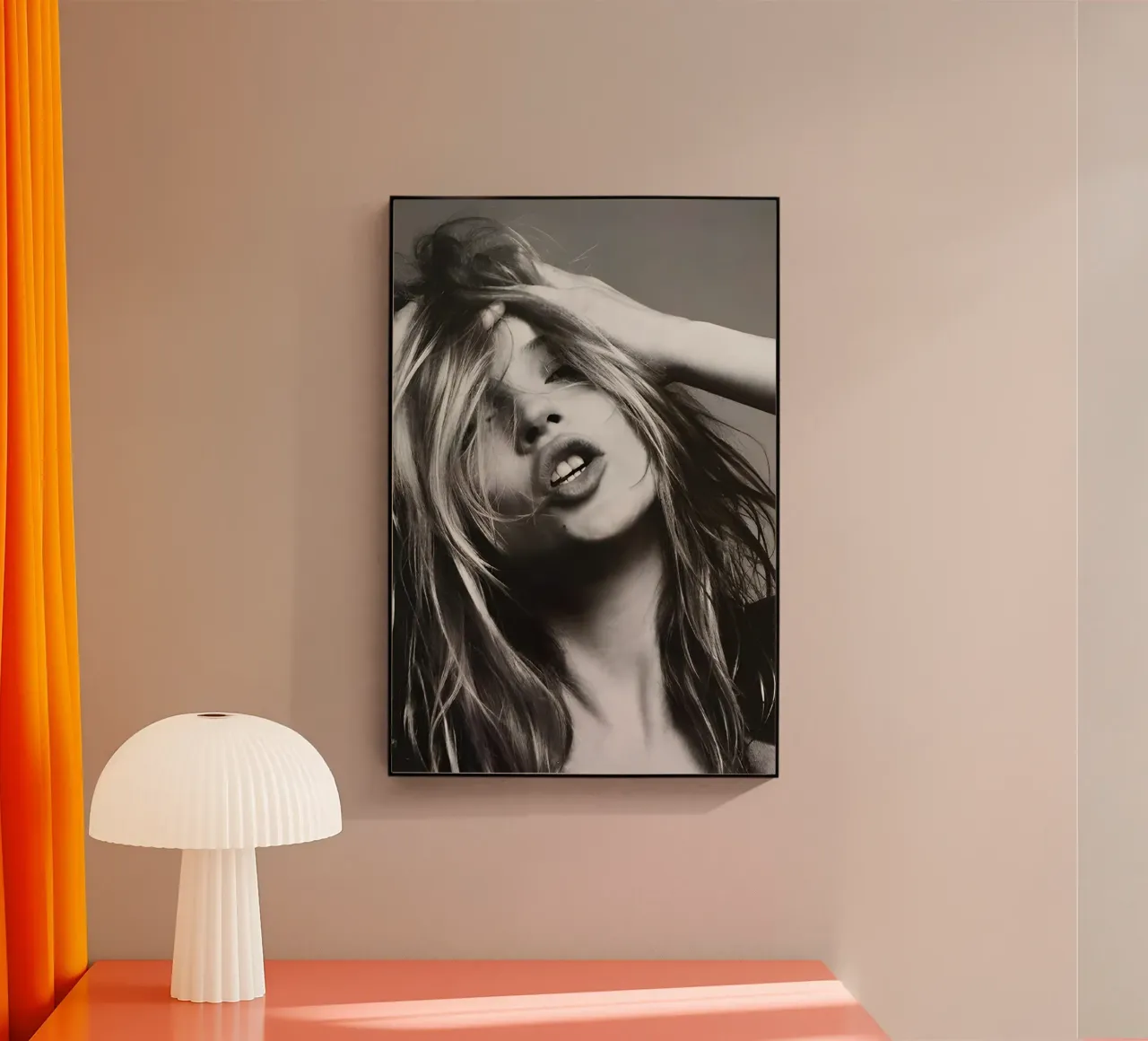 Kate Moss con la testa in mano plexiglass da Klia M_Art