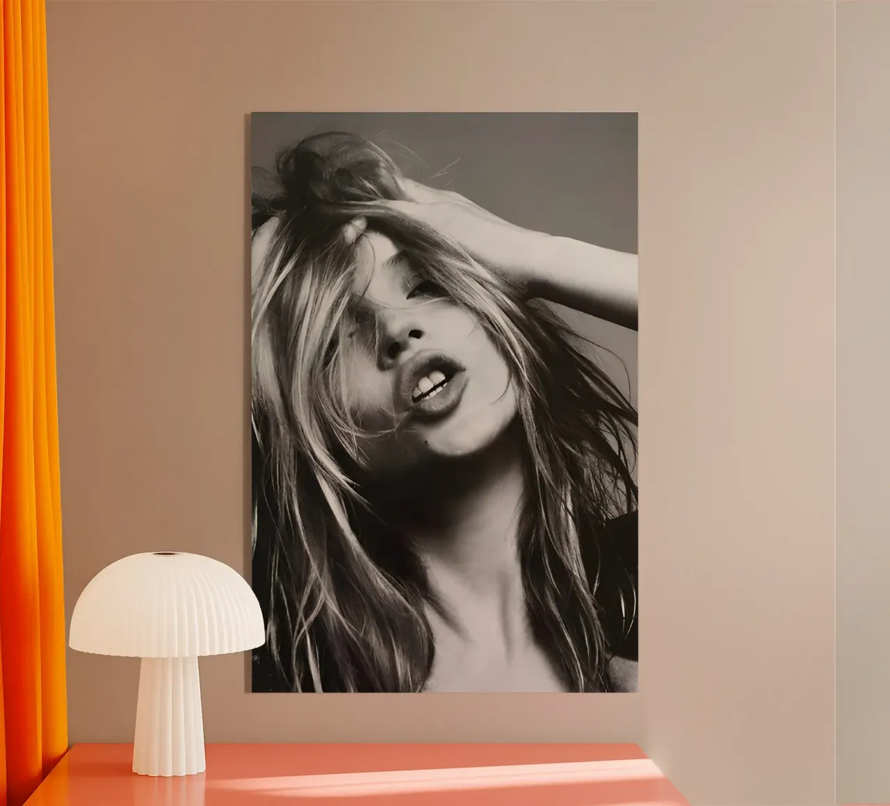 Kate Moss con la testa in mano plexiglass da Klia M_Art