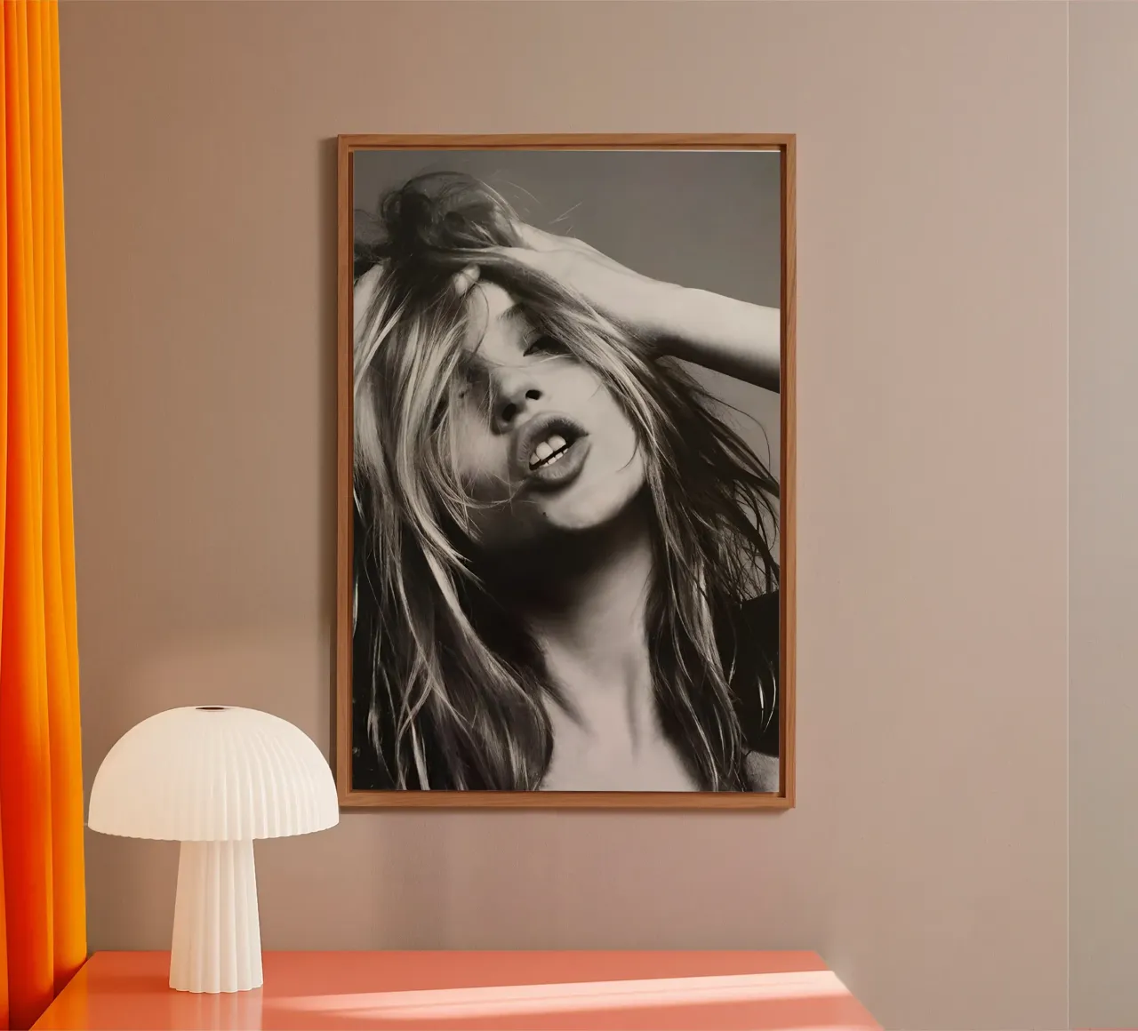 Kate Moss con la testa in mano alluminio dibond da Klia M_Art