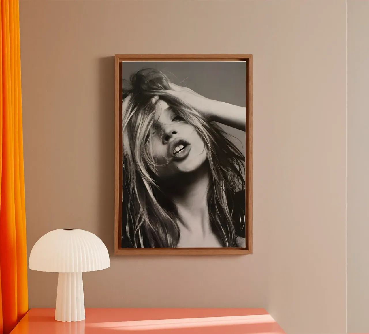 Kate Moss con la testa in mano tela con Cornice a cassetta da Klia M_Art