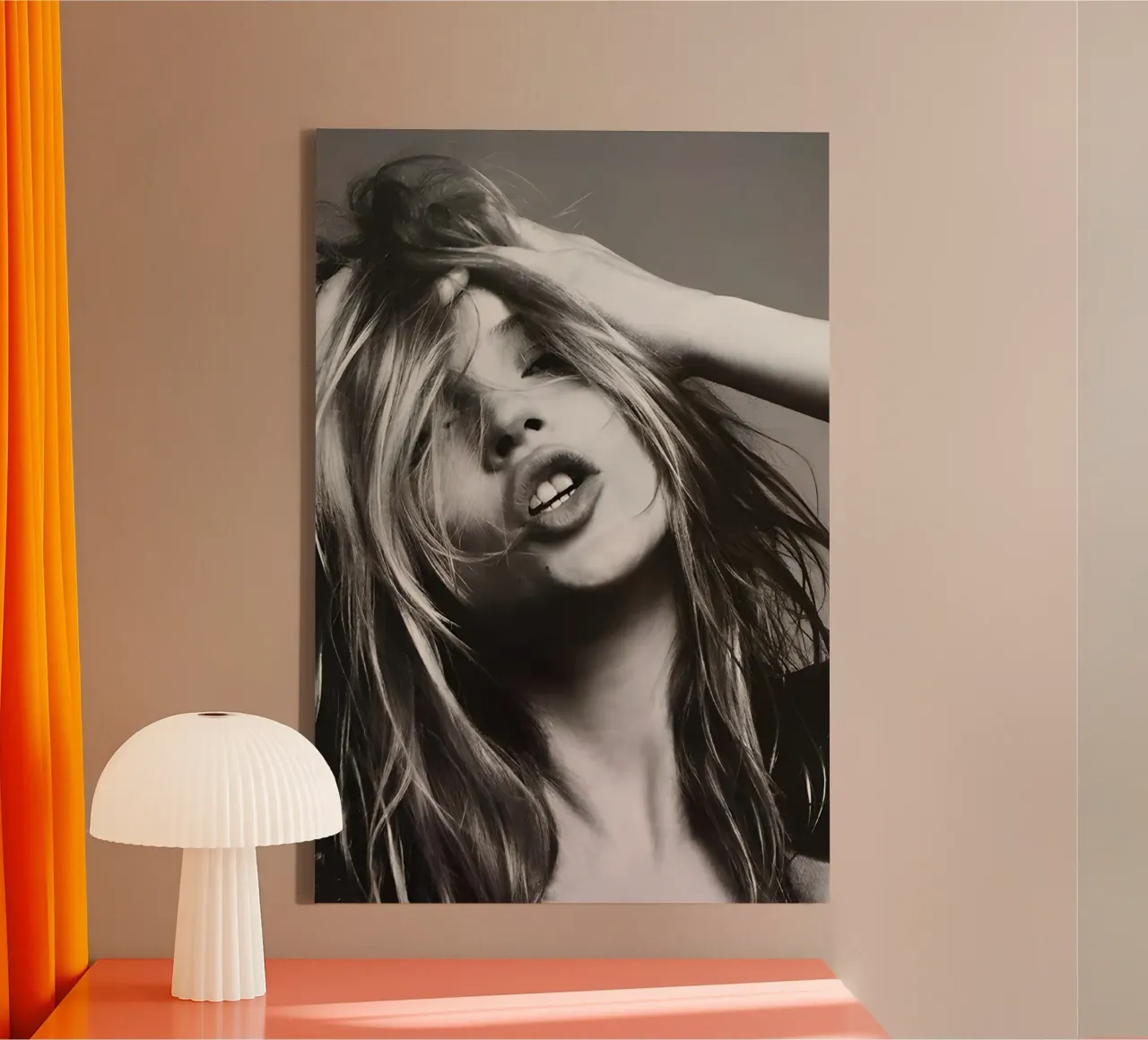 Kate Moss con la testa in mano tela con Cornice a cassetta da Klia M_Art