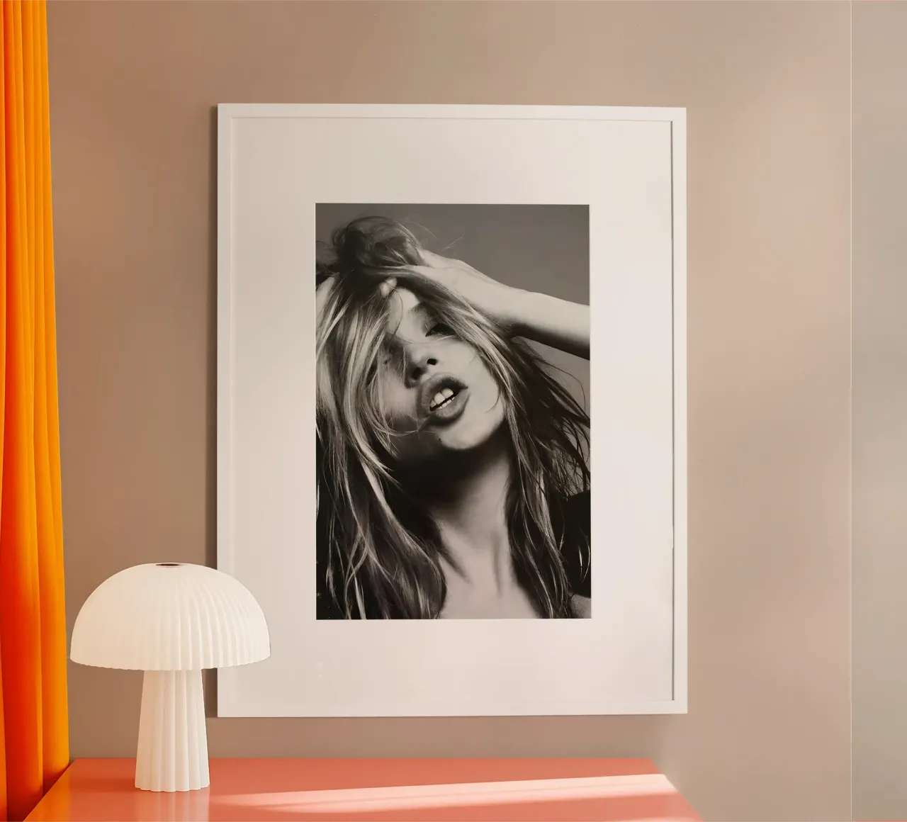 Kate Moss con la testa in mano poster con telaio in alluminio da Klia M_Art