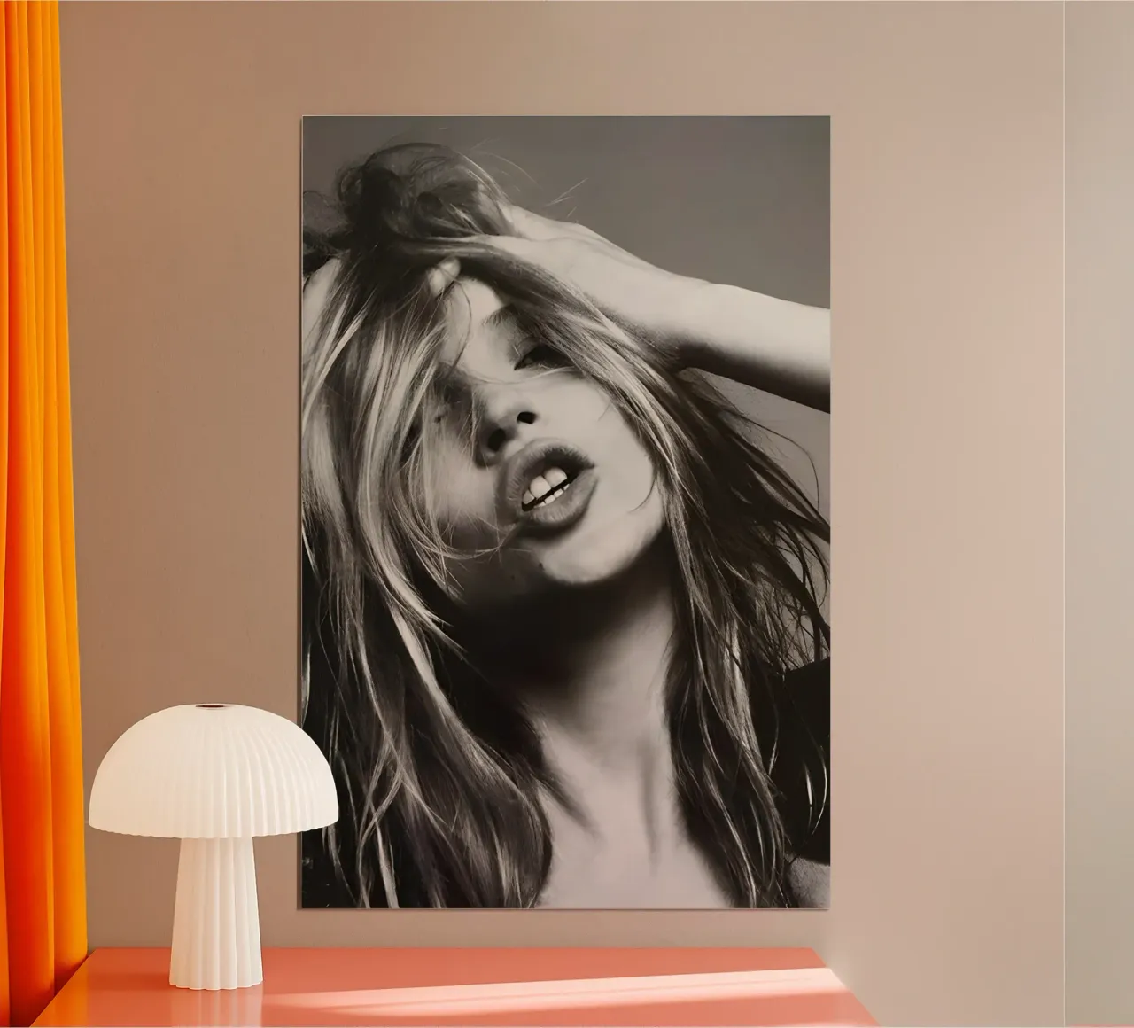 Kate Moss con la testa in mano poster con telaio in alluminio da Klia M_Art