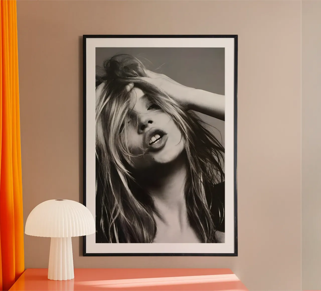 Kate Moss con la testa in mano poster con telaio in alluminio da Klia M_Art