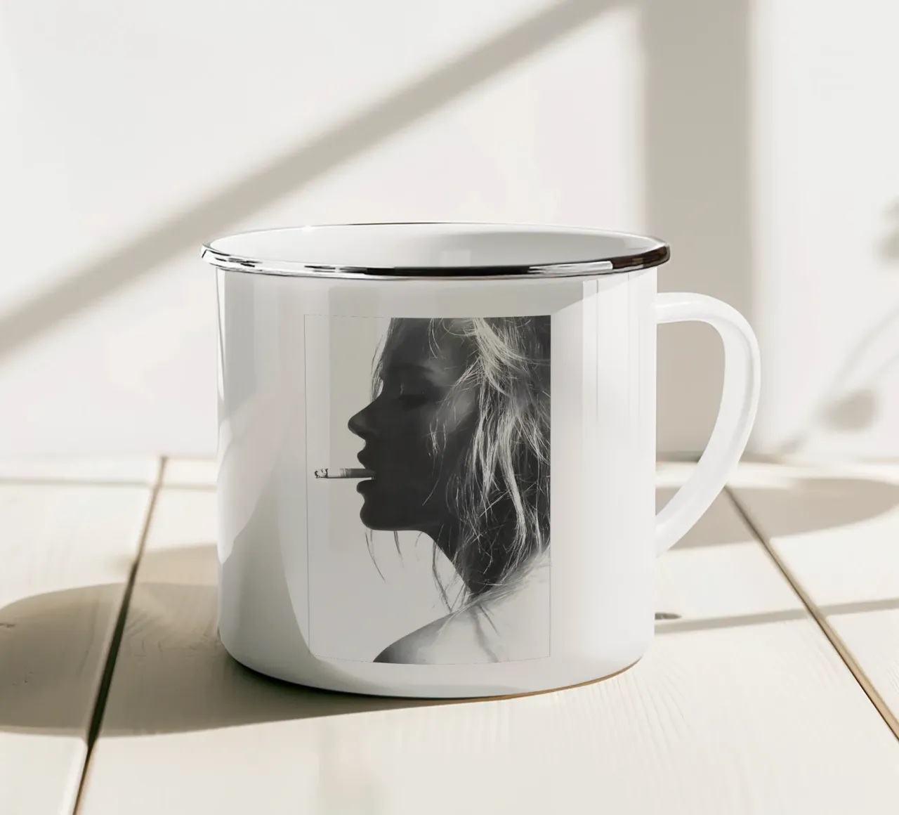 Kate Moss che fuma tazza in smalto da Klia M_Art