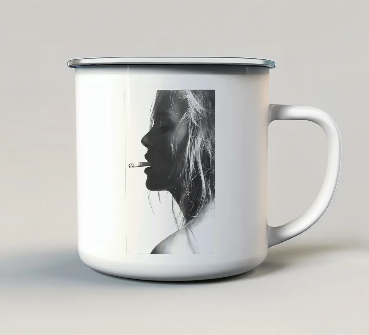 Kate Moss che fuma tazza in smalto da Klia M_Art