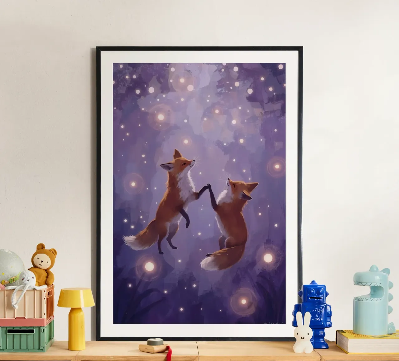 Due volpi che fluttuano nello spazio poster con telaio in legno da DesignDoodle