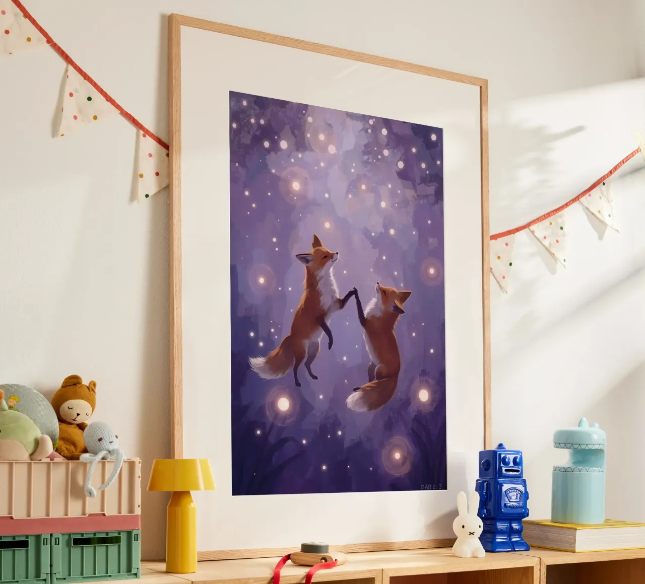 Due volpi che fluttuano nello spazio poster con telaio in legno da DesignDoodle
