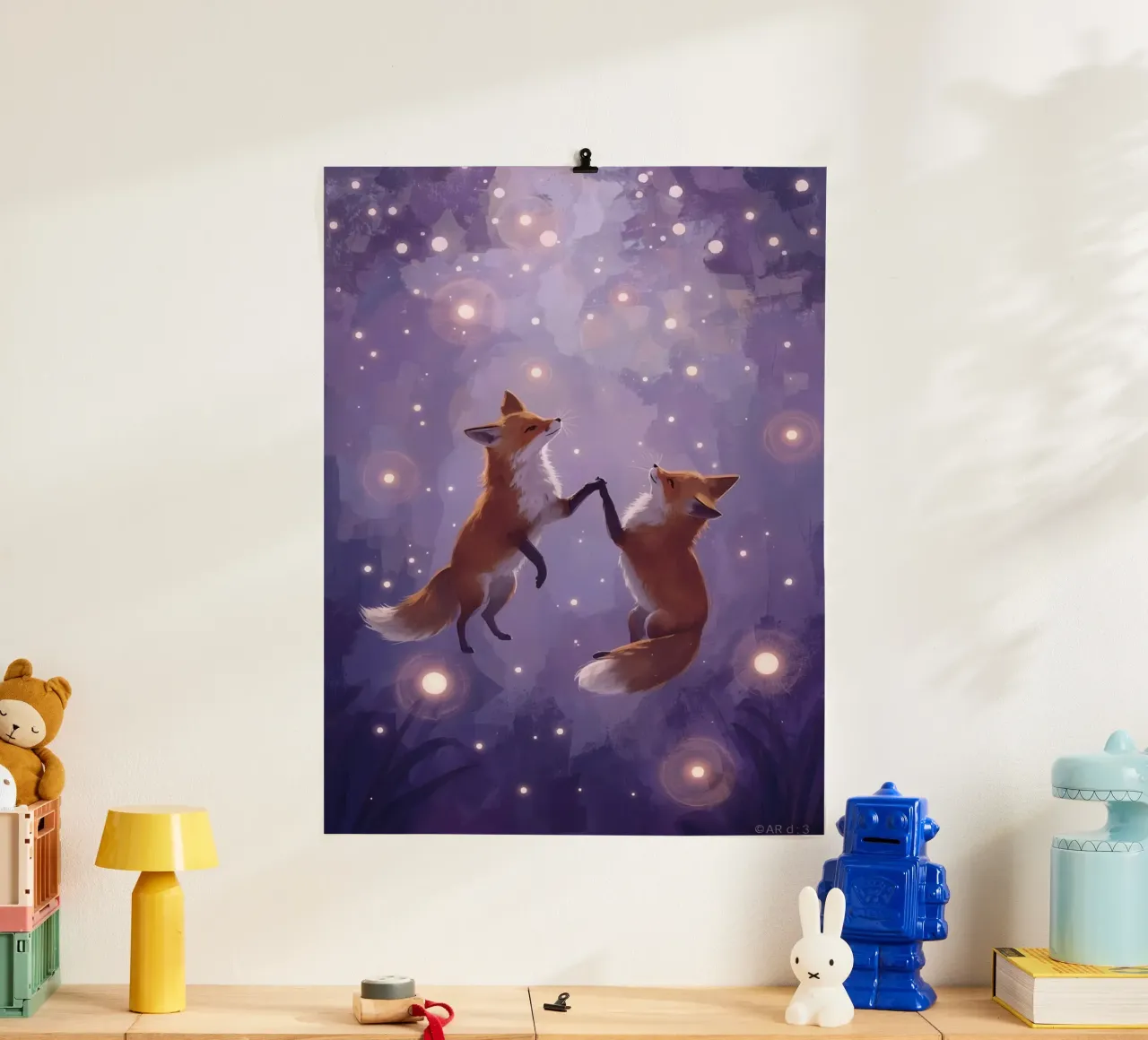 Due volpi che fluttuano nello spazio poster con telaio in legno da DesignDoodle