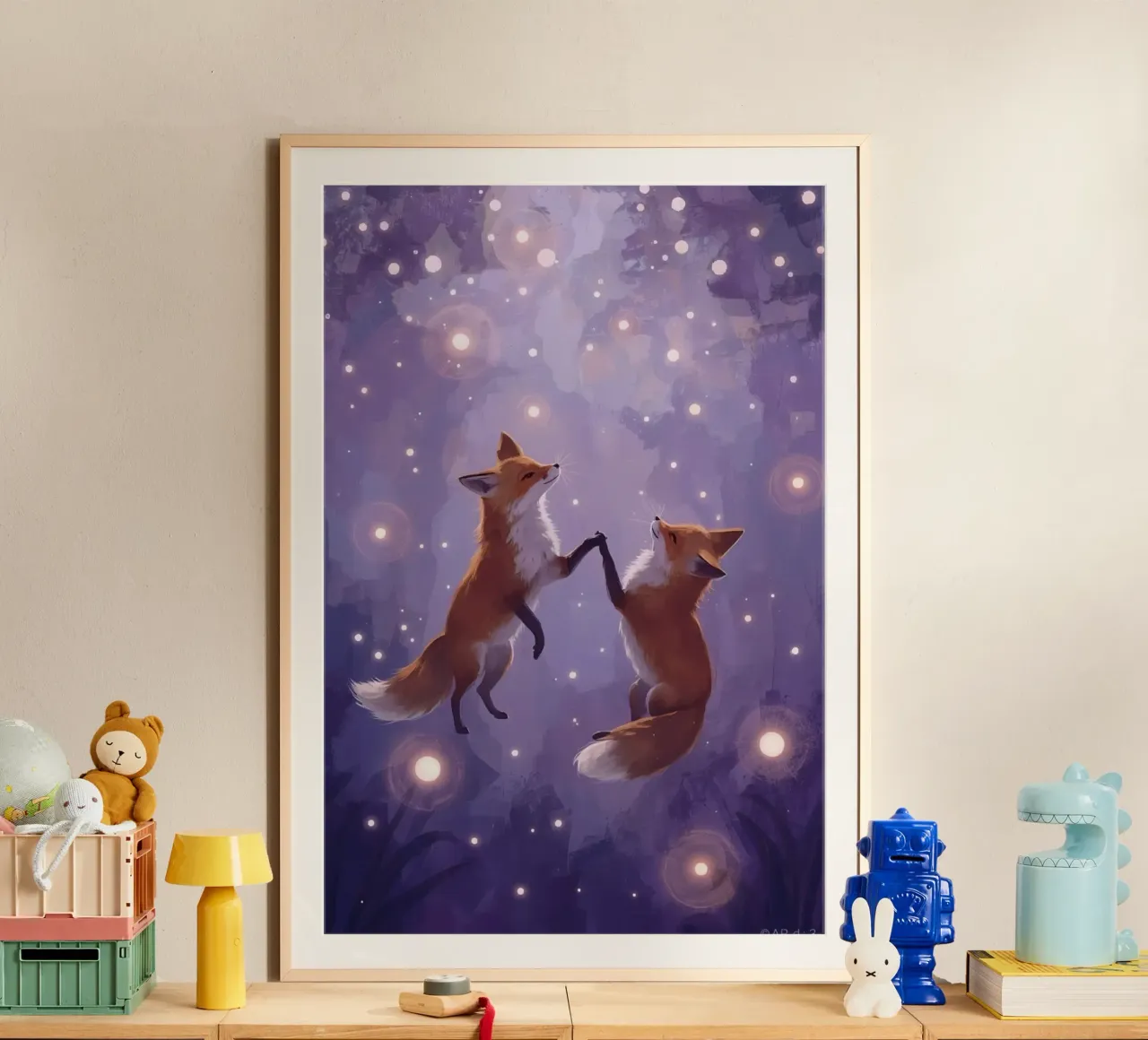 Due volpi che fluttuano nello spazio poster con telaio in legno da DesignDoodle
