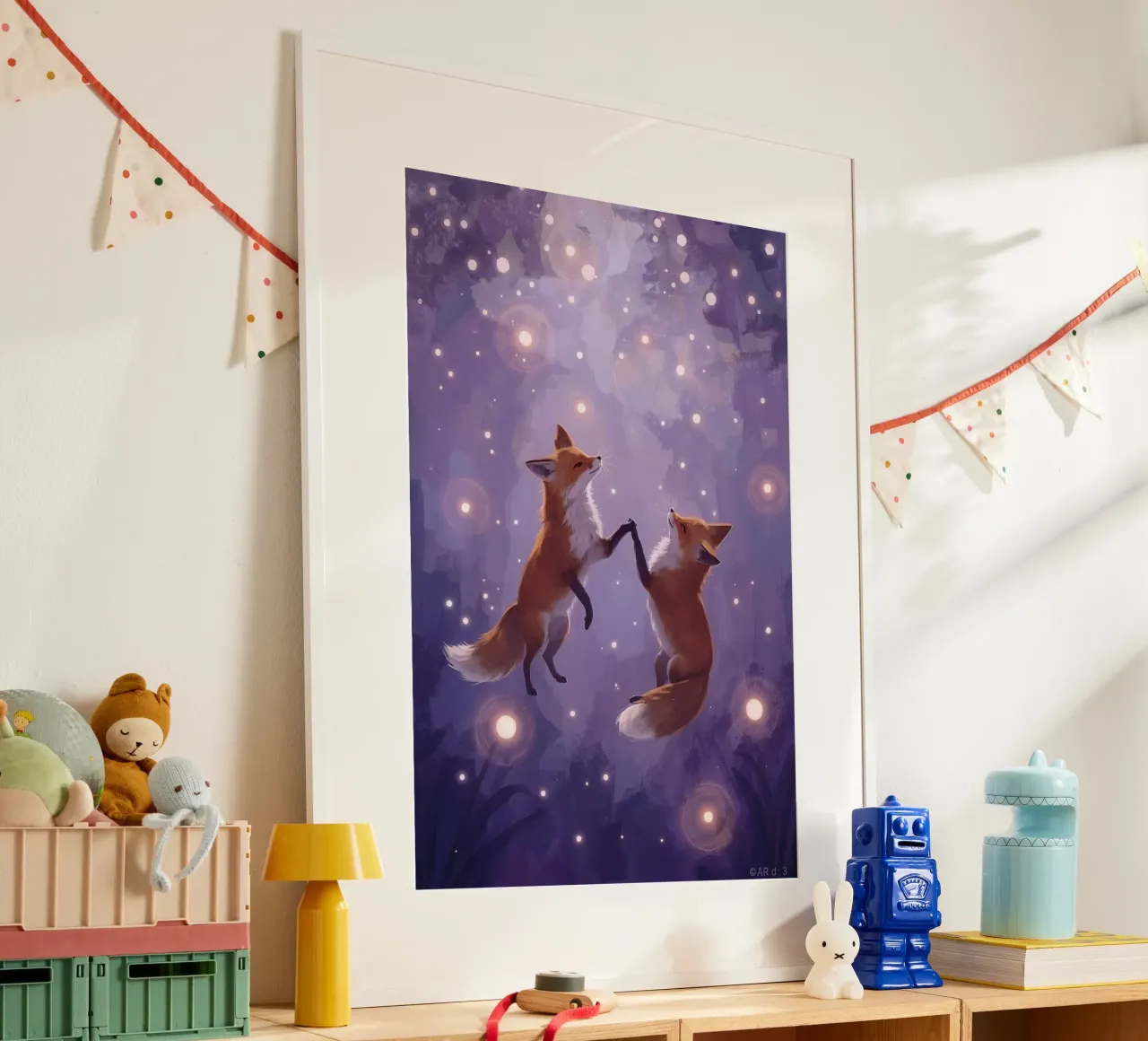 Due volpi che fluttuano nello spazio poster con telaio in legno da DesignDoodle