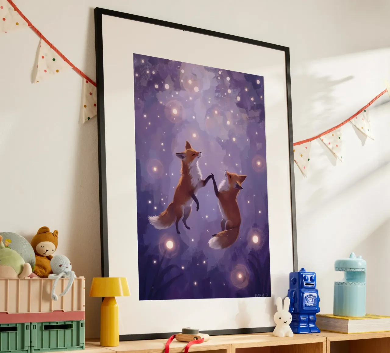 Due volpi che fluttuano nello spazio poster con telaio in legno da DesignDoodle