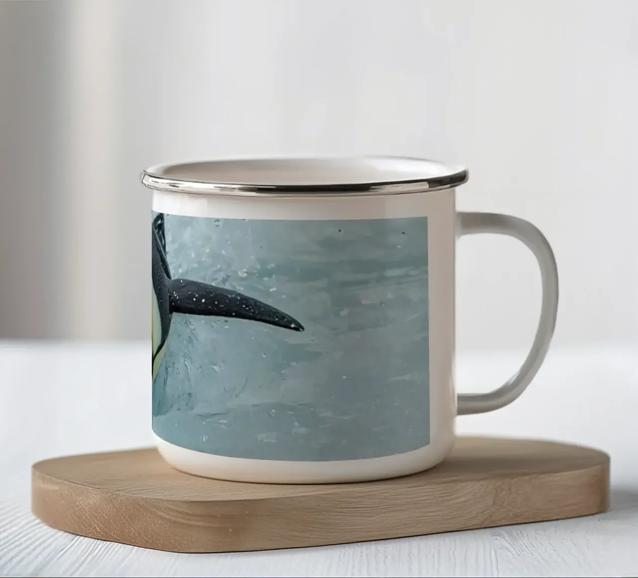 Keizerspinguïn schaatst in ijswater emaille mok van DesignDoodle