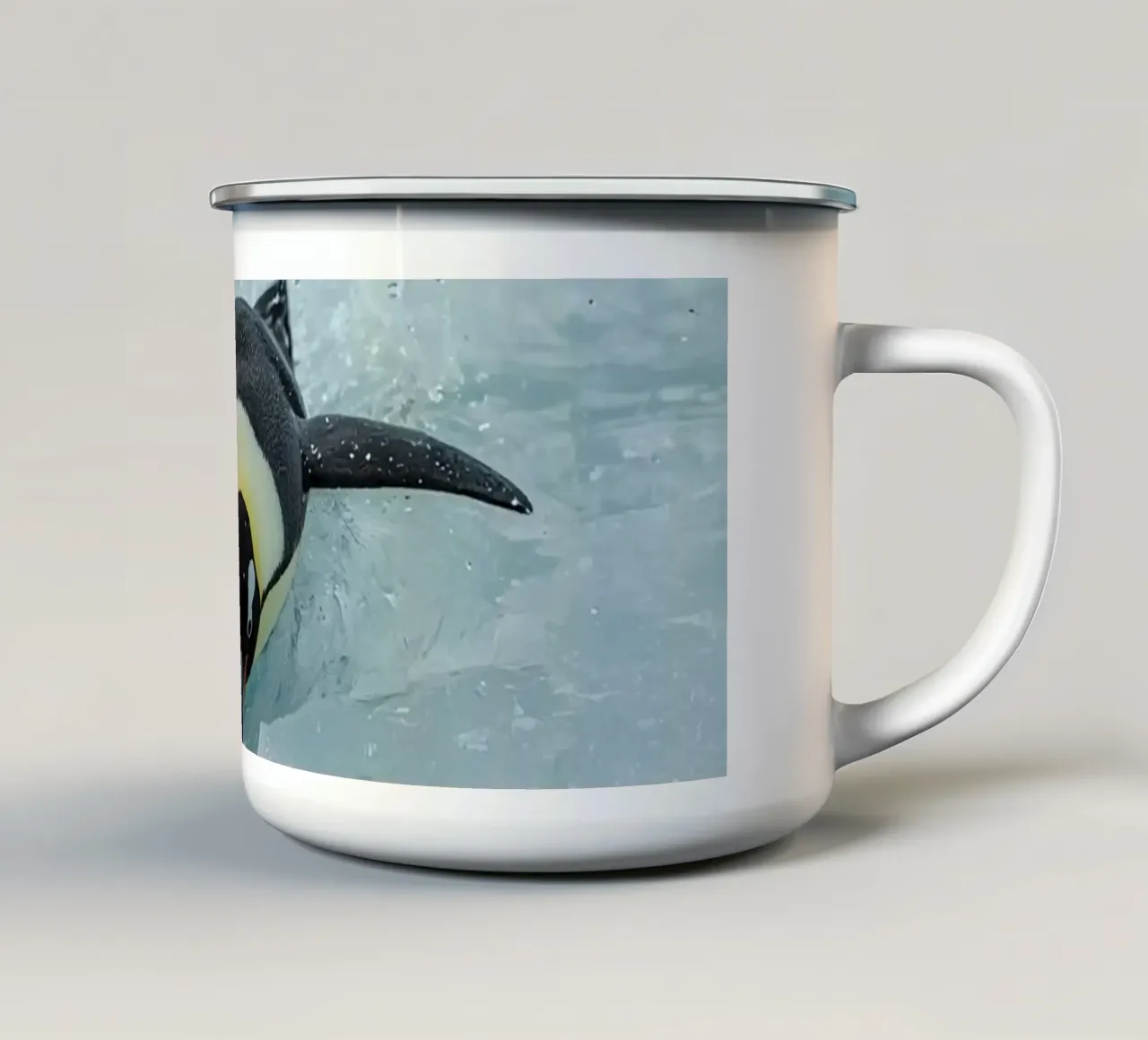 Keizerspinguïn schaatst in ijswater emaille mok van DesignDoodle
