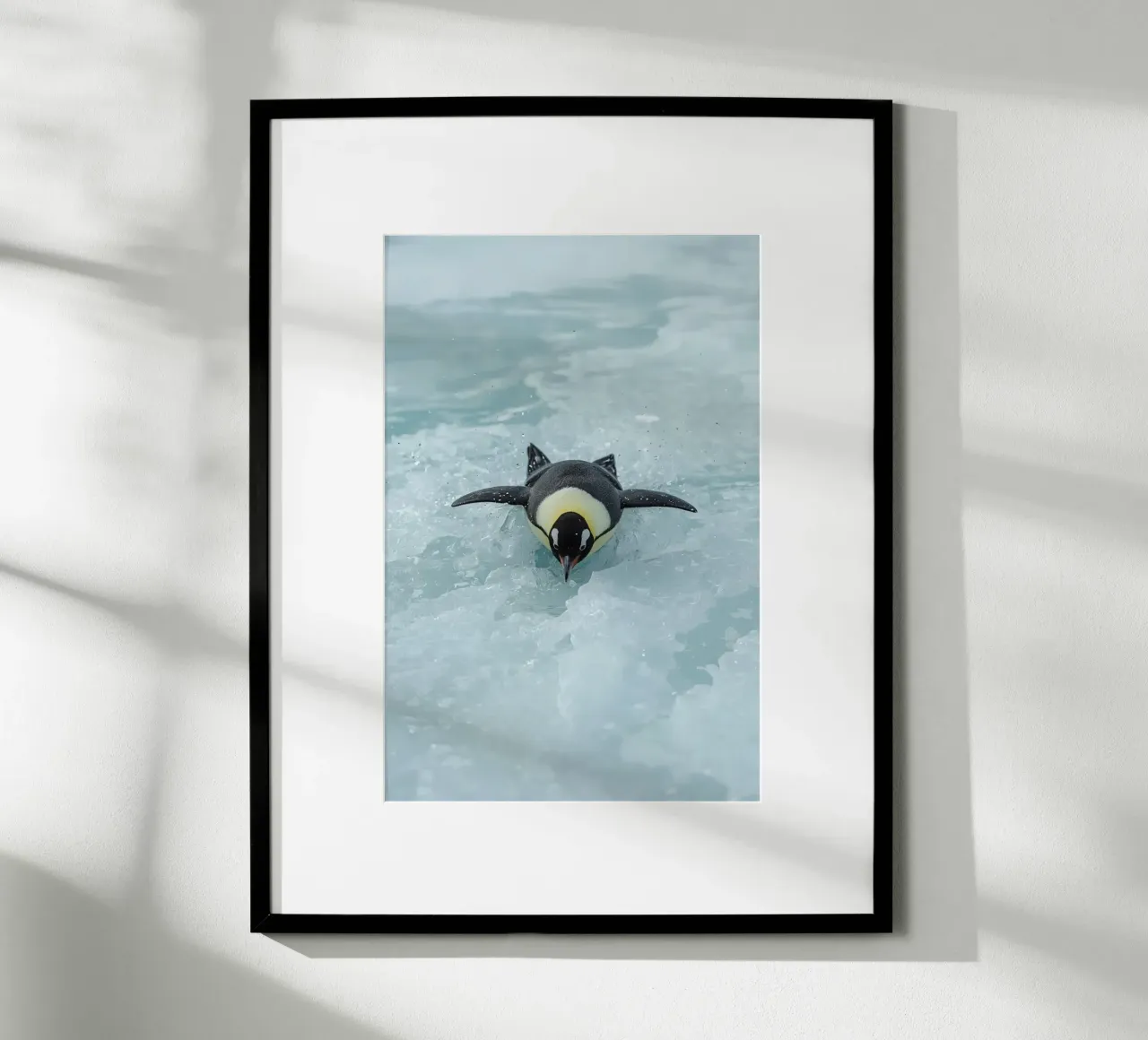 Kaiserpinguin beim Schlittschuhlaufen im Eiswasser Poster mit Aluminium Rahmen von DesignDoodle