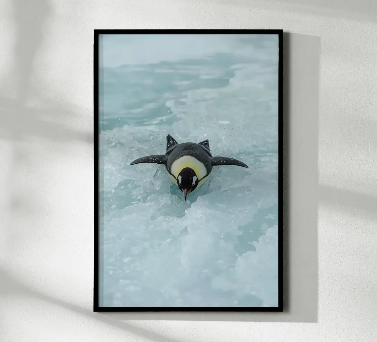 Kaiserpinguin beim Schlittschuhlaufen im Eiswasser Poster mit Aluminium Rahmen von DesignDoodle