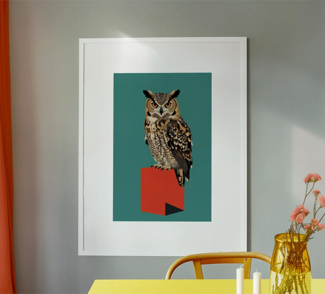 Gufo reale su cubo geometrico rosso poster con telaio in plastica da DesignDoodle