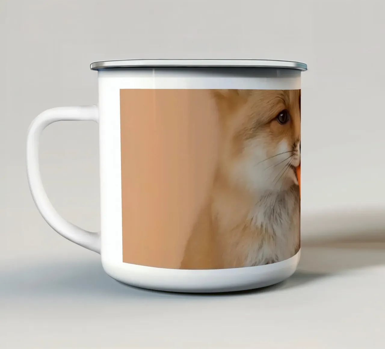 Volpe e coniglio che condividono la carota tazza in smalto da DesignDoodle