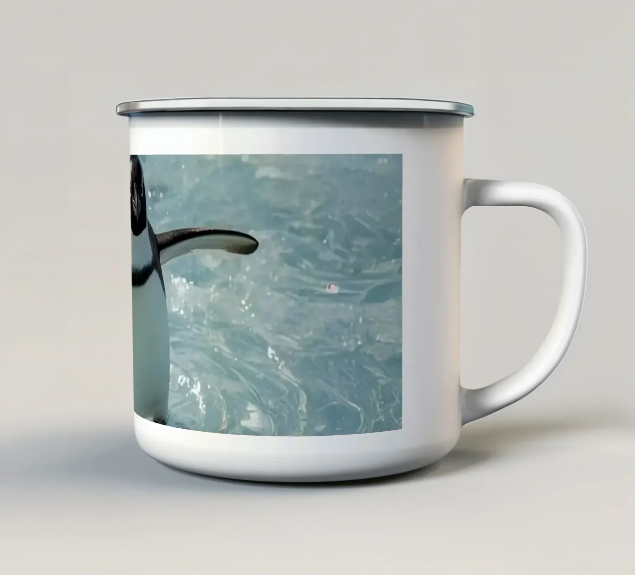 Pinguino Gentoo in piedi su una banchisa tazza in smalto da DesignDoodle