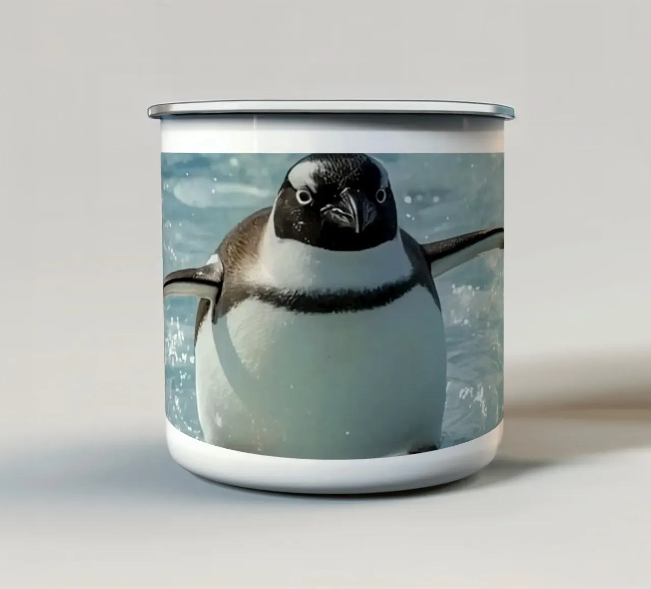 Pinguino Gentoo in piedi su una banchisa tazza in smalto da DesignDoodle